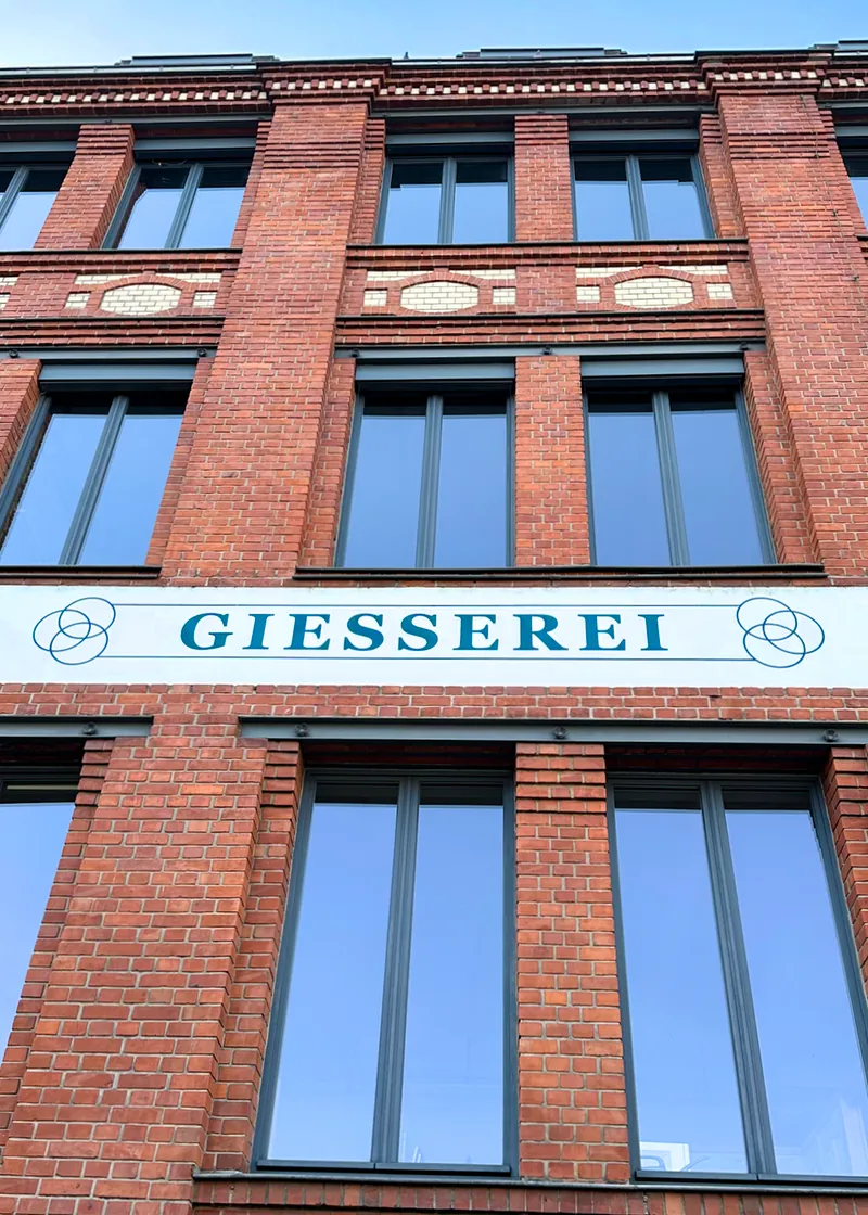 Historische Gießerei-Fassade in der Gießerstraße 50 in Leipzig-Plagwitz Fassade der historischen Gießerei in der Gießerstraße 50, Leipzig-Plagwitz mit roten Backsteinmauern