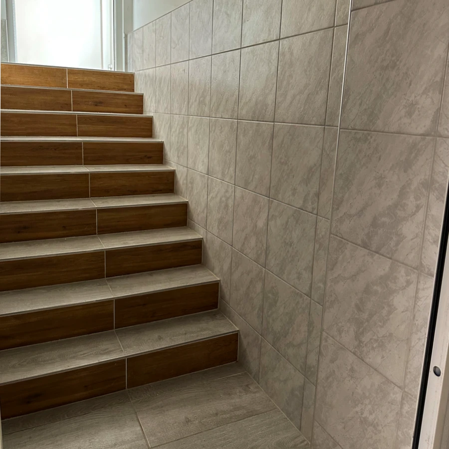 Gefliester Treppenabgang zum Kellerbereich im sanierten Mehrfamilienhaus Gießerstraße 50, Leipzig-Plagwitz – Kulagin Vermietung Kellereingang im Mehrfamilienhaus – Gießerstraße 50, Leipzig-Plagwitz | Kulagin Vermietung