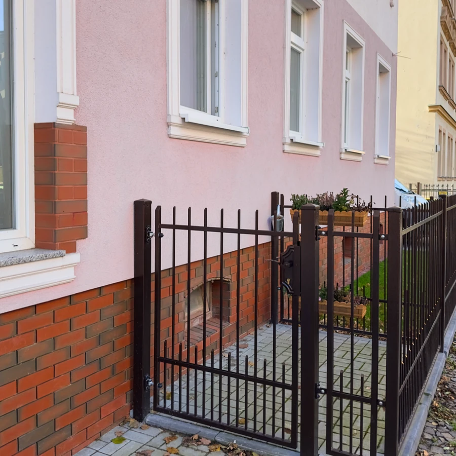 Außenansicht des Hauses Gießerstraße 50 in Leipzig-Plagwitz mit neuem Vorgartenzaun – Kulagin Vermietung Hausansicht mit Vorgartenzaun – Gießerstraße 50, Leipzig-Plagwitz | Kulagin Vermietung