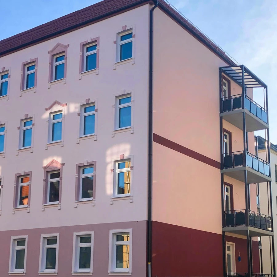 Eckansicht des Hauses Gießerstraße 50 in Leipzig-Plagwitz mit modernen Balkonen – Kulagin Vermietung Hausansicht mit Balkonen – Gießerstraße 50, Leipzig-Plagwitz | Kulagin Vermietung