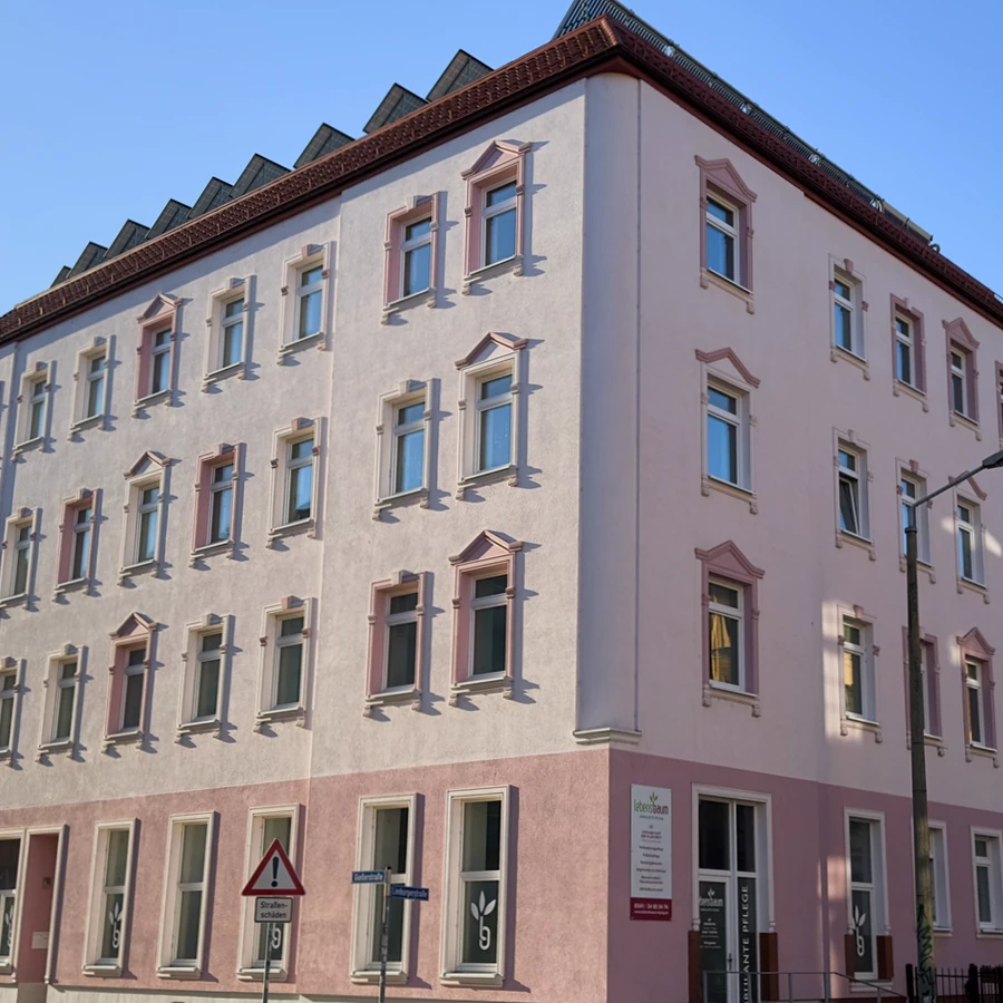 Fassade des Mehrfamilienhauses Gießerstraße 50 an der Straßenecke in Leipzig-Plagwitz – Kulagin Vermietung Hausansicht Straßenecke – Gießerstraße 50, Leipzig-Plagwitz | Kulagin Vermietung