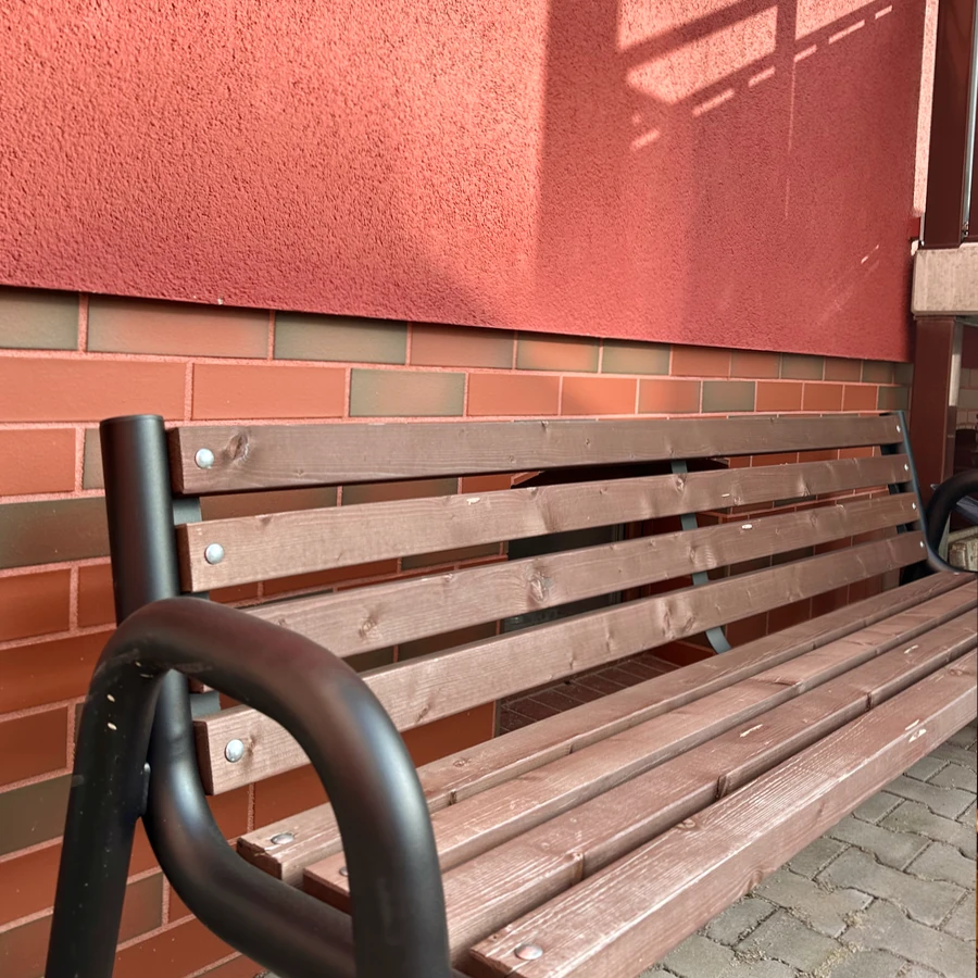 Gemütlicher Innenhof mit Holzbank am Haus Gießerstraße 50, Leipzig-Plagwitz – Kulagin Vermietung Innenhof mit Sitzbank – Gießerstraße 50, Leipzig-Plagwitz | Kulagin Vermietung