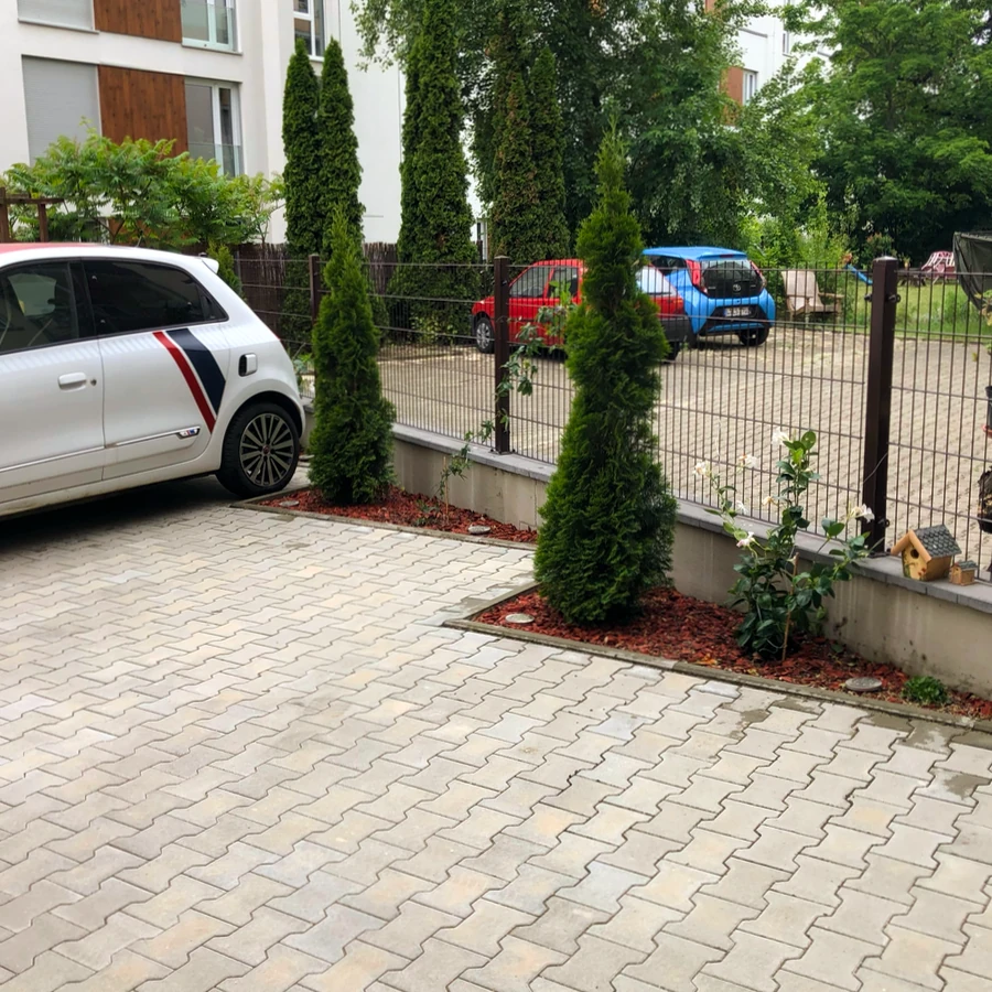 Stellplätze im Innenhof des Mehrfamilienhauses Gießerstraße 50 in Leipzig-Plagwitz – Kulagin Vermietung Parkmöglichkeiten im Innenhof – Gießerstraße 50, Leipzig-Plagwitz | Kulagin Vermietung