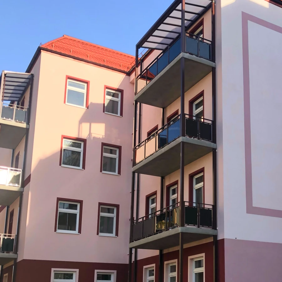 Einfahrt zum Innenhof mit Balkonen im Haus Gießerstraße 50, Leipzig-Plagwitz – Kulagin Vermietung Innenansicht der Hauseinfahrt – Gießerstraße 50, Leipzig-Plagwitz | Kulagin Vermietung