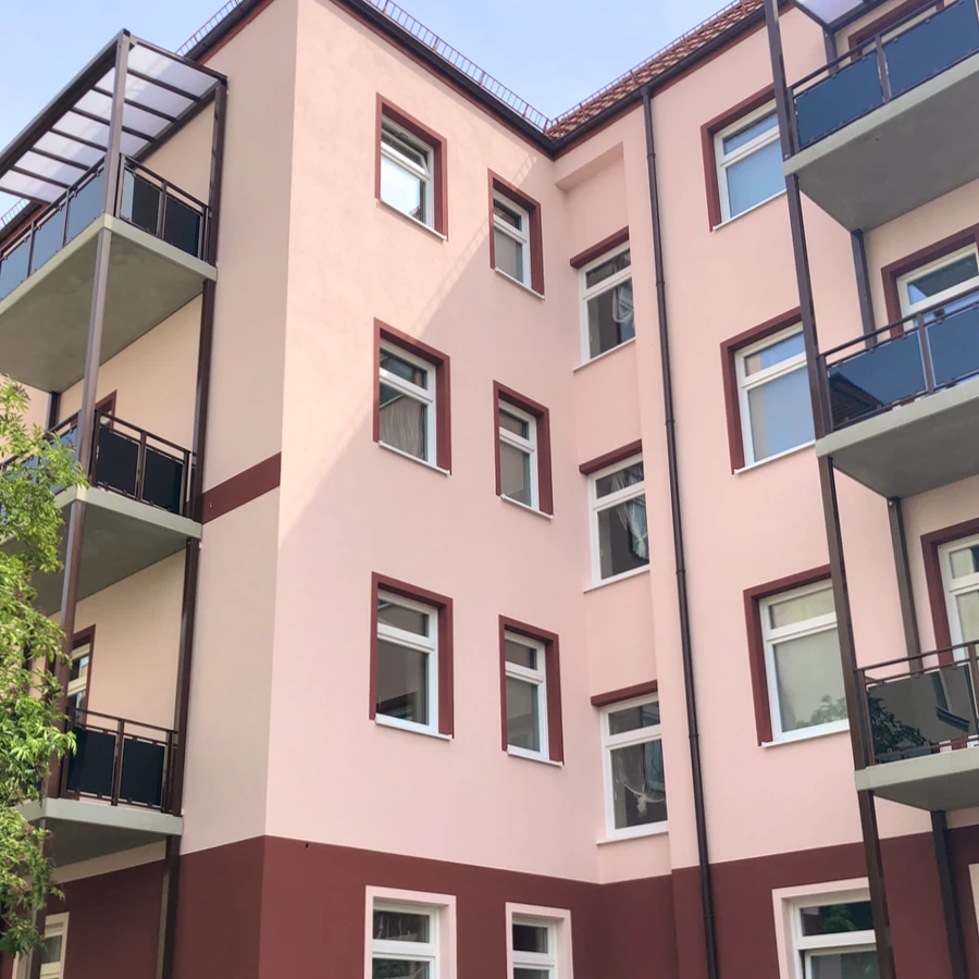 Innenhof des Mehrfamilienhauses Gießerstraße 50 in Leipzig-Plagwitz mit Balkonen – Kulagin Vermietung Innenhofansicht – Gießerstraße 50, Leipzig-Plagwitz | Kulagin Vermietung