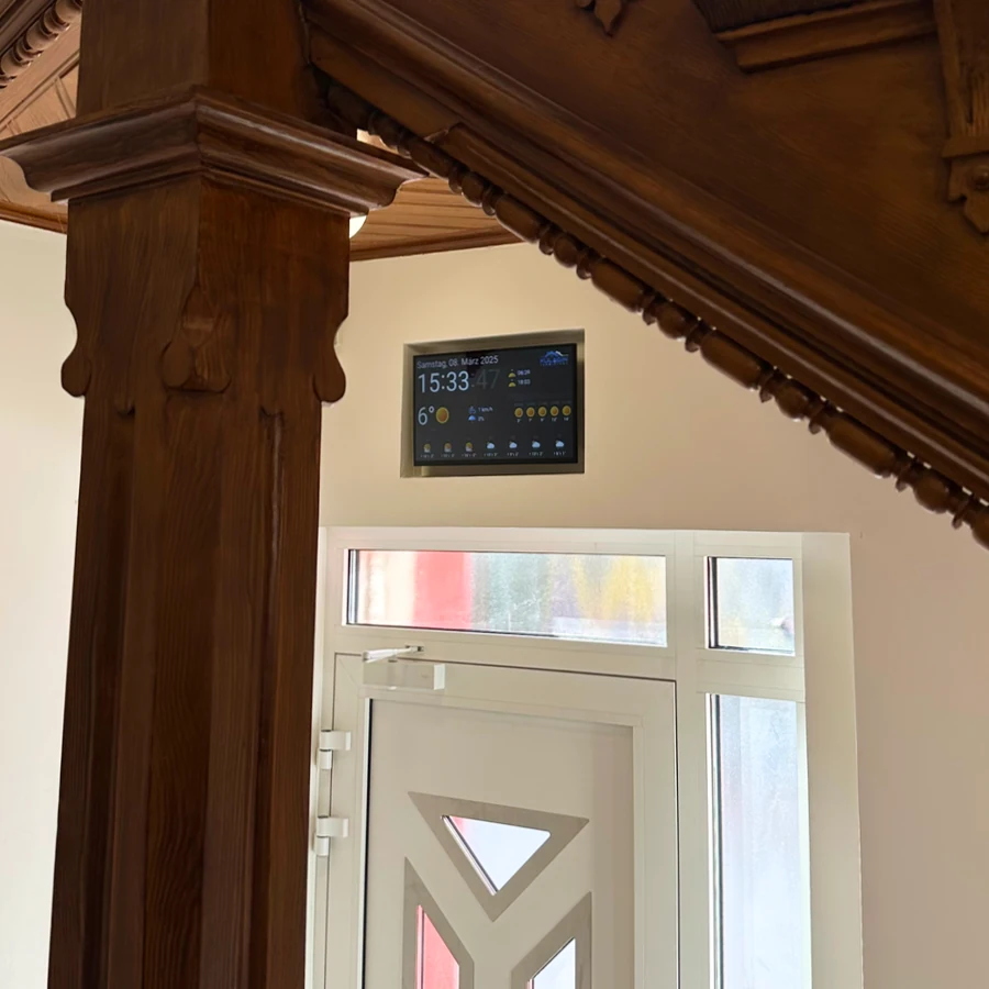 Historisches Treppenhaus mit Holzgeländer im Erdgeschoss des Hauses Gießerstraße 50, Leipzig-Plagwitz – Kulagin Vermietung Treppenhaus Erdgeschoss – Gießerstraße 50, Leipzig-Plagwitz | Kulagin Vermietung