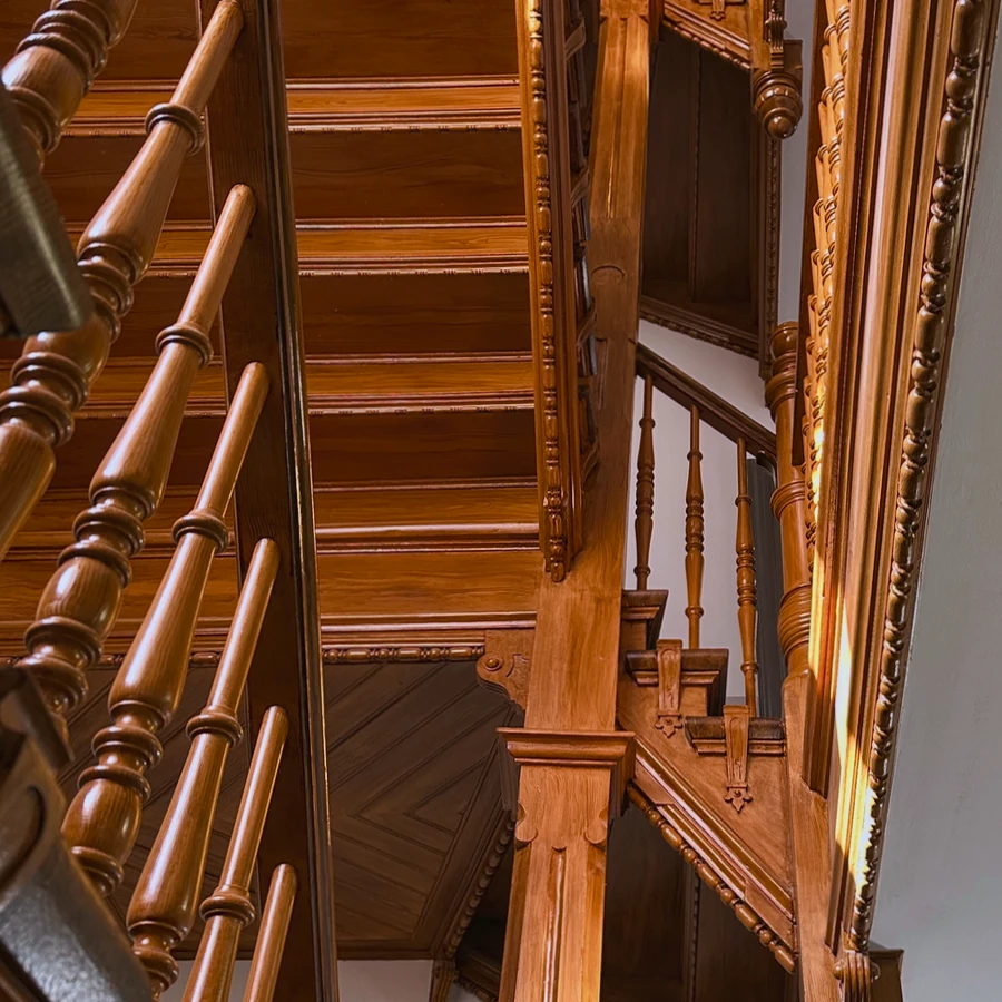 Mehrstöckiges Treppenhaus mit Holztreppe im sanierten Altbau Gießerstraße 50, Leipzig-Plagwitz – Kulagin Vermietung Treppenhaus Etagenansicht – Gießerstraße 50, Leipzig-Plagwitz | Kulagin Vermietung