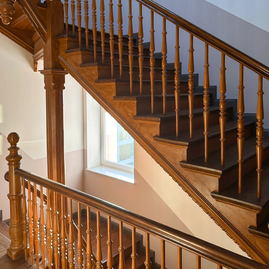 Altbautreppenhaus mit Holztreppe und Tageslicht im Wohnhaus Gießerstraße 50, Leipzig-Plagwitz – Kulagin Vermietung Treppenhaus Altbau – Gießerstraße 50, Leipzig-Plagwitz | Kulagin Vermietung